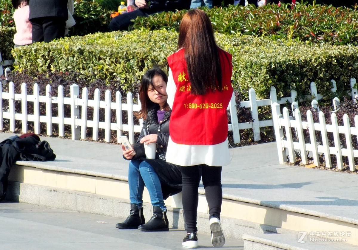 （纪实实拍组图）义务献血宣传员