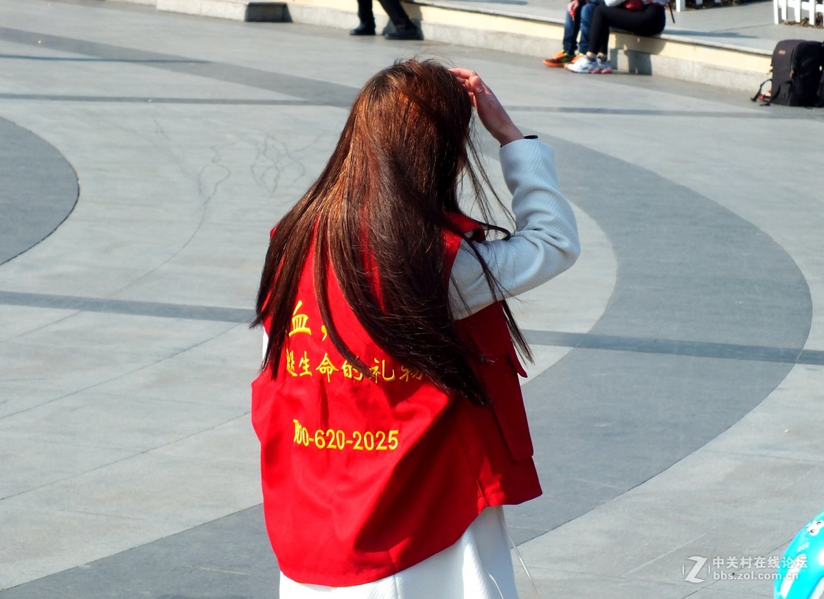 （纪实实拍组图）义务献血宣传员