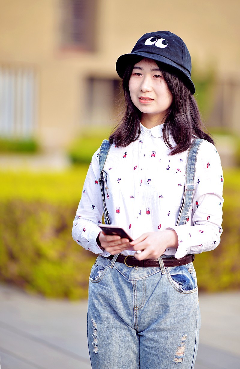 校园里的女大学生