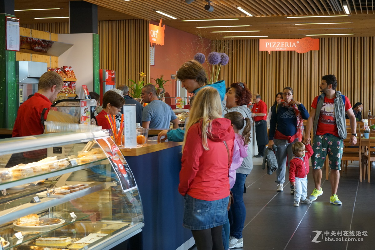 斯洛文尼亚，溶洞口风光