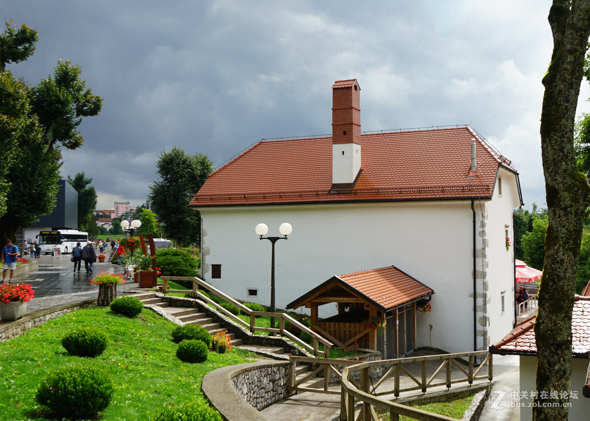 斯洛文尼亚，溶洞口风光