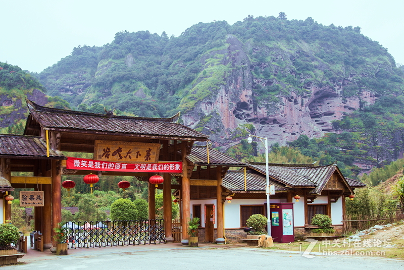 丹霞寨下大峡谷