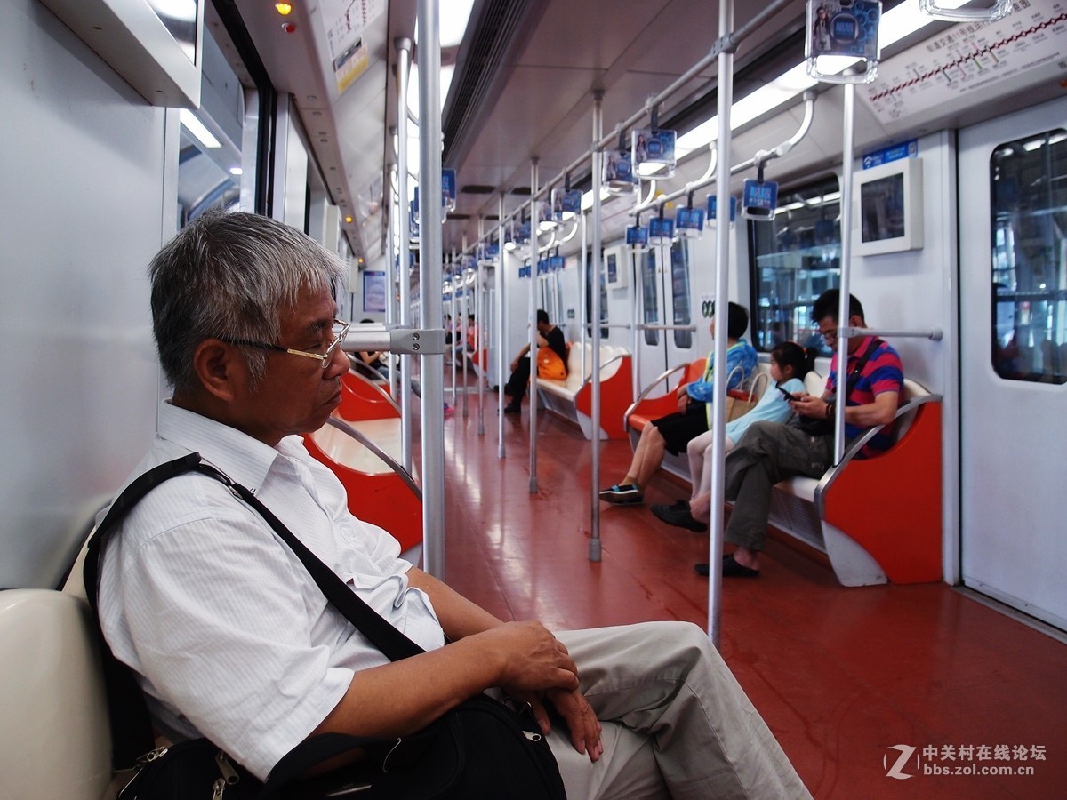 车厢的内像外景