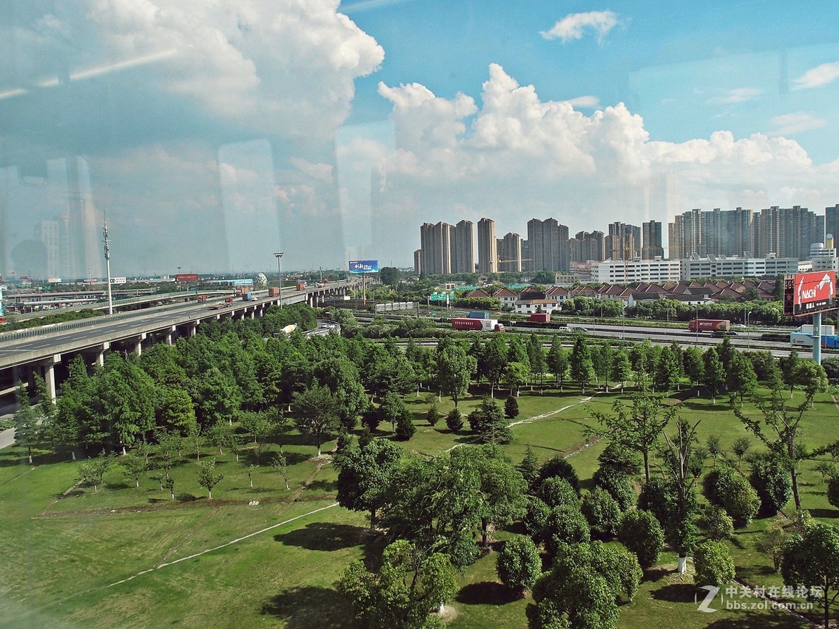 车厢的内像外景