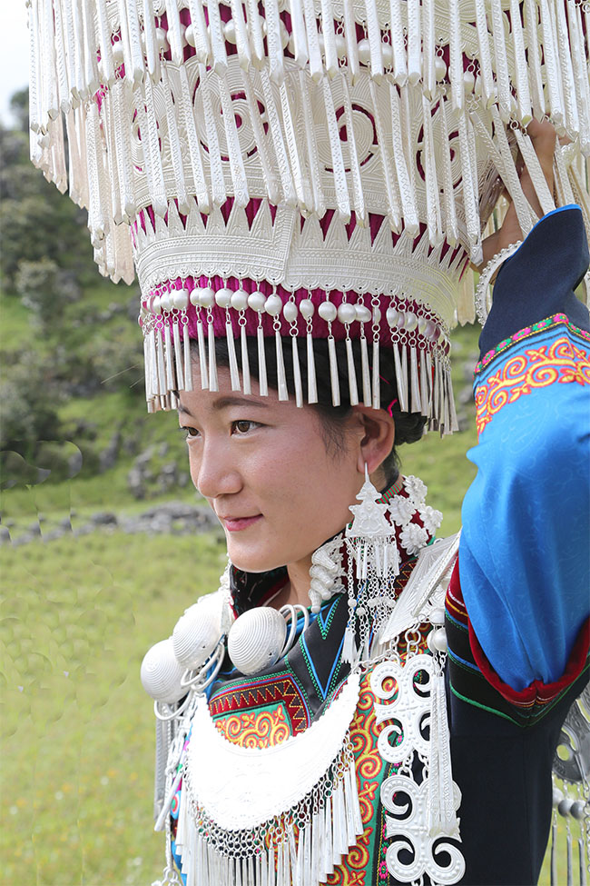 大凉山彝族火把节盛装的姑娘