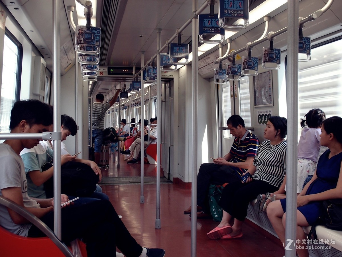 车厢的内像外景