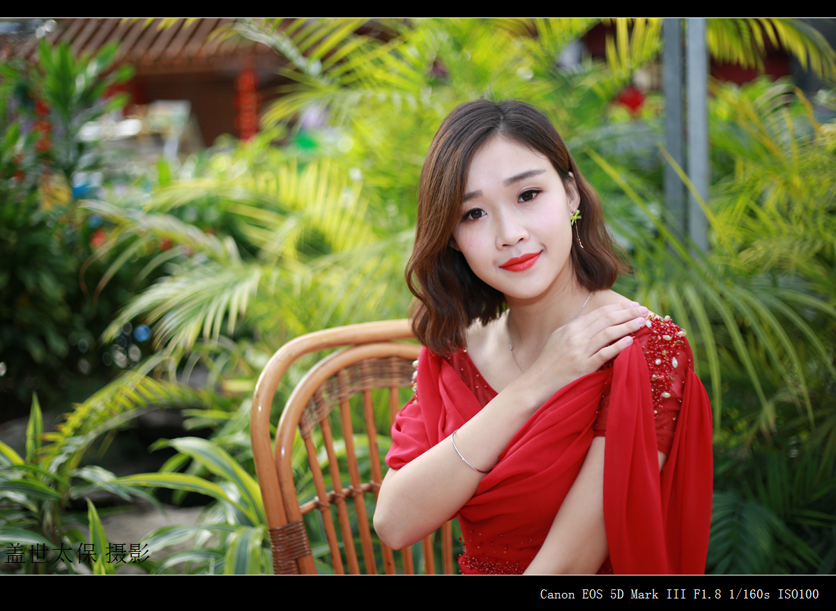 穿红衣服的美女总是讨喜