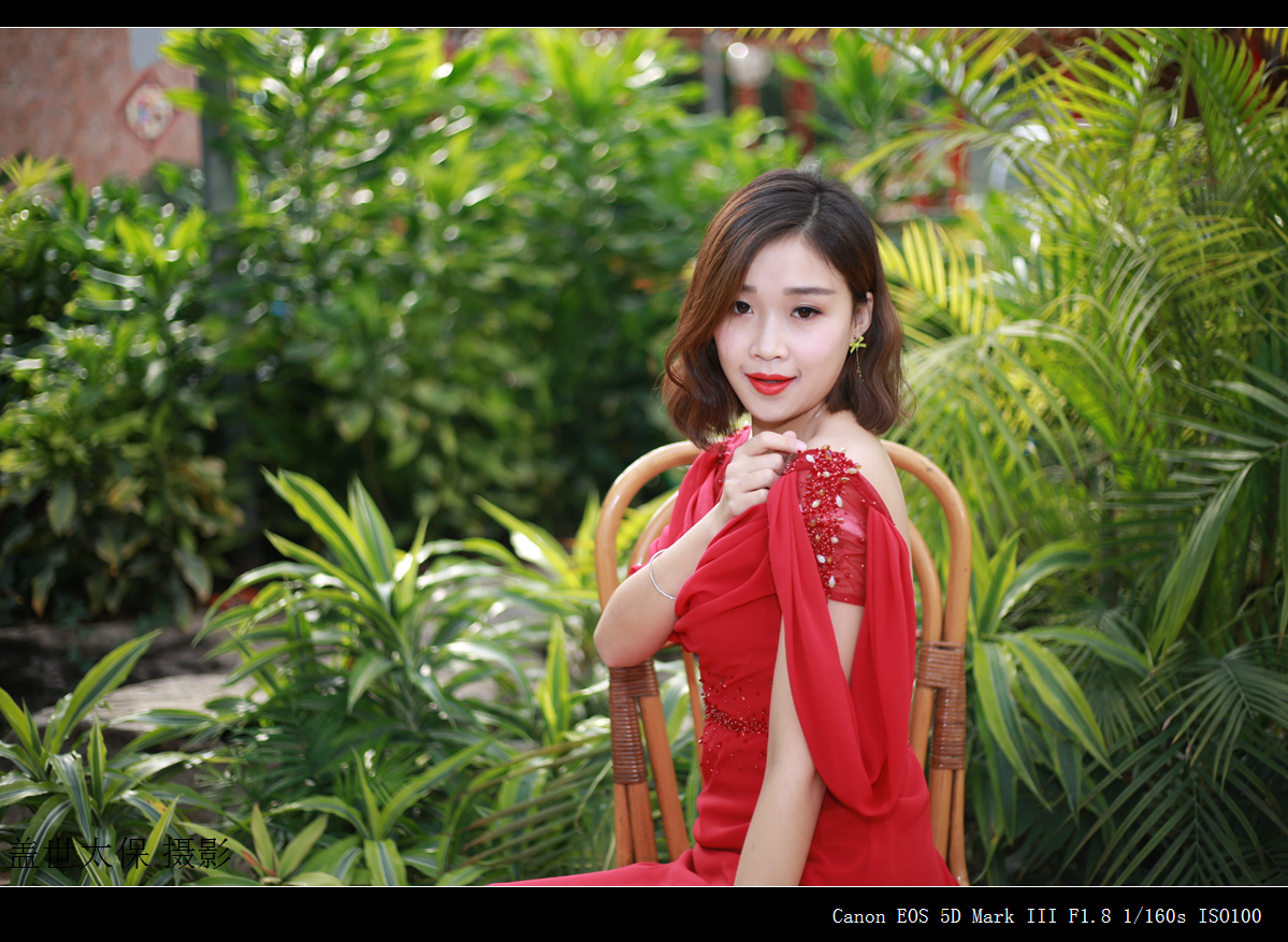 穿红衣服的美女总是讨喜