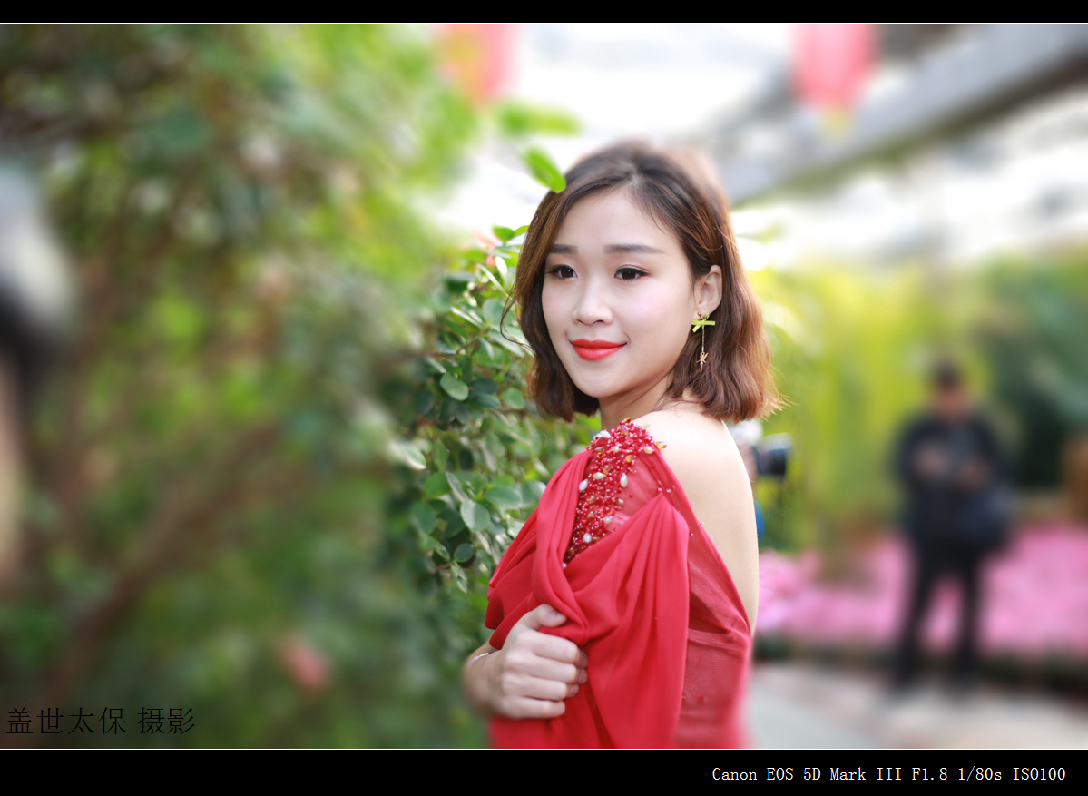 穿红衣服的美女总是讨喜