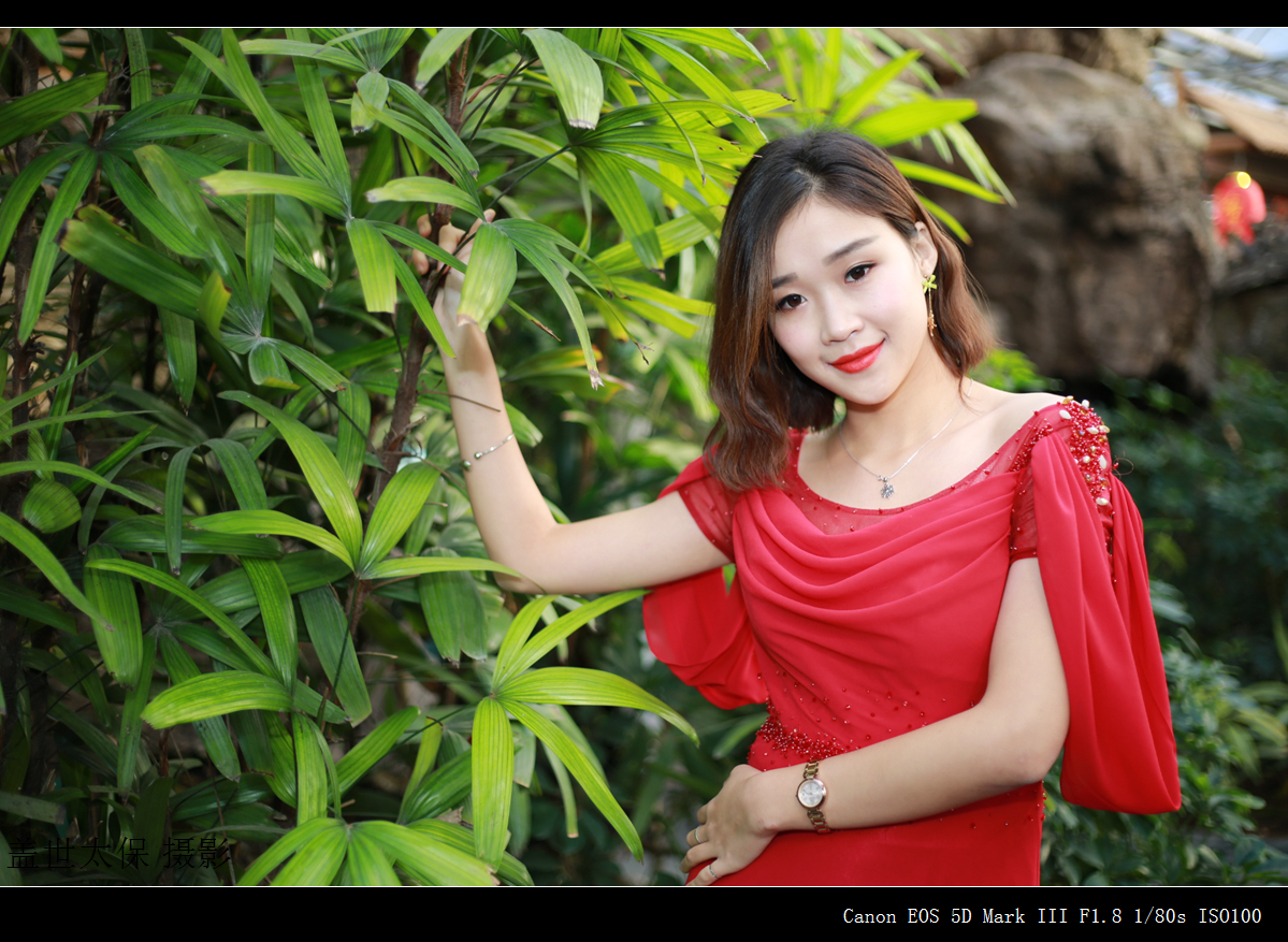 穿红衣服的美女总是讨喜