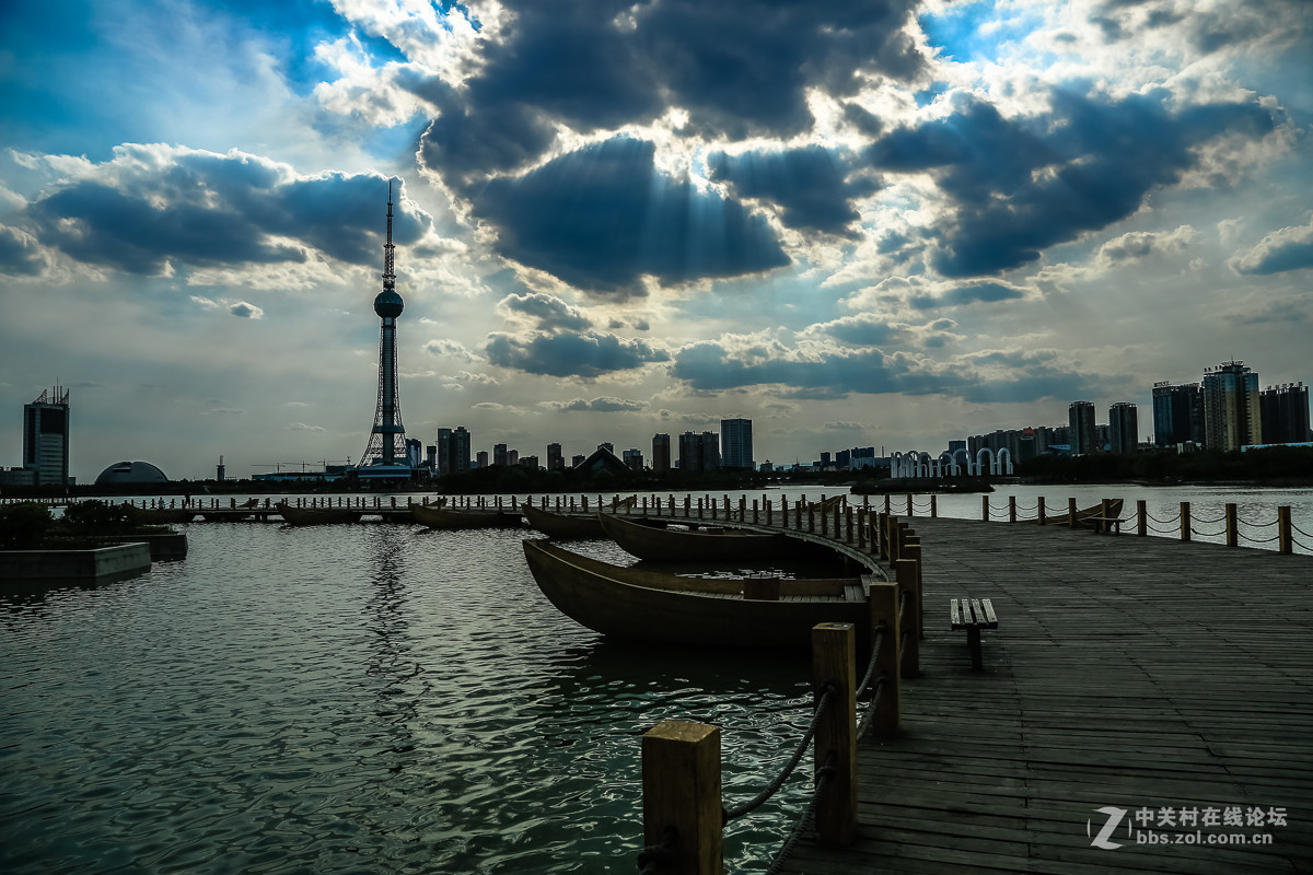 【乌云下的龙源湖】