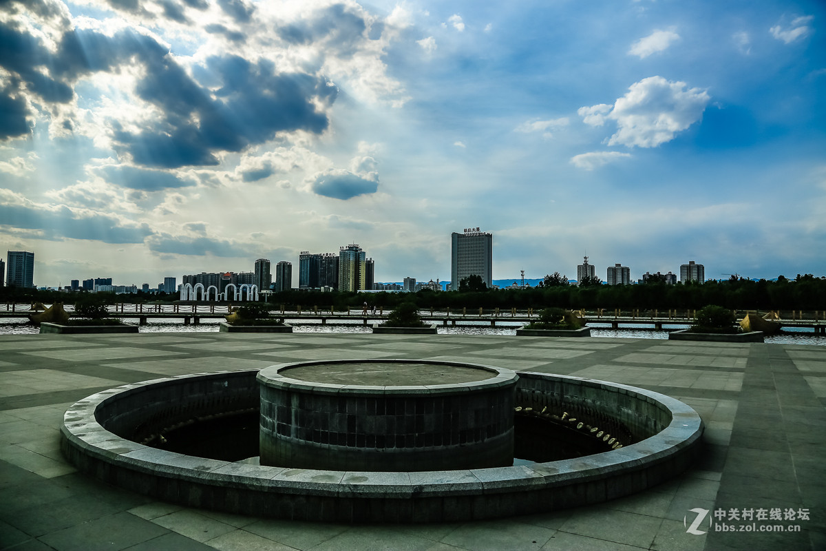 【乌云下的龙源湖】