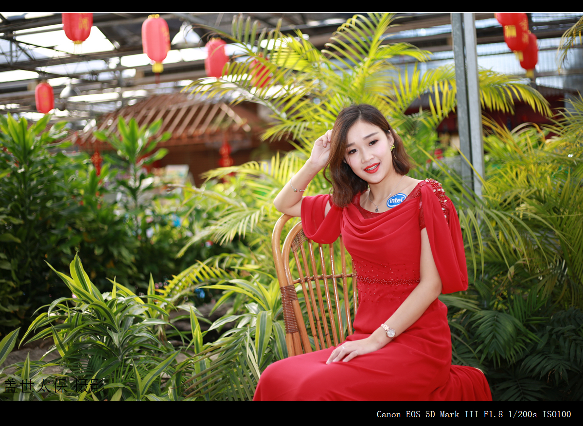 穿红衣服的美女总是讨喜