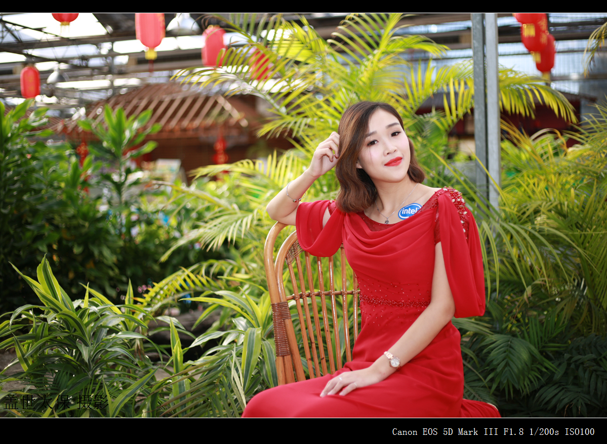 穿红衣服的美女总是讨喜