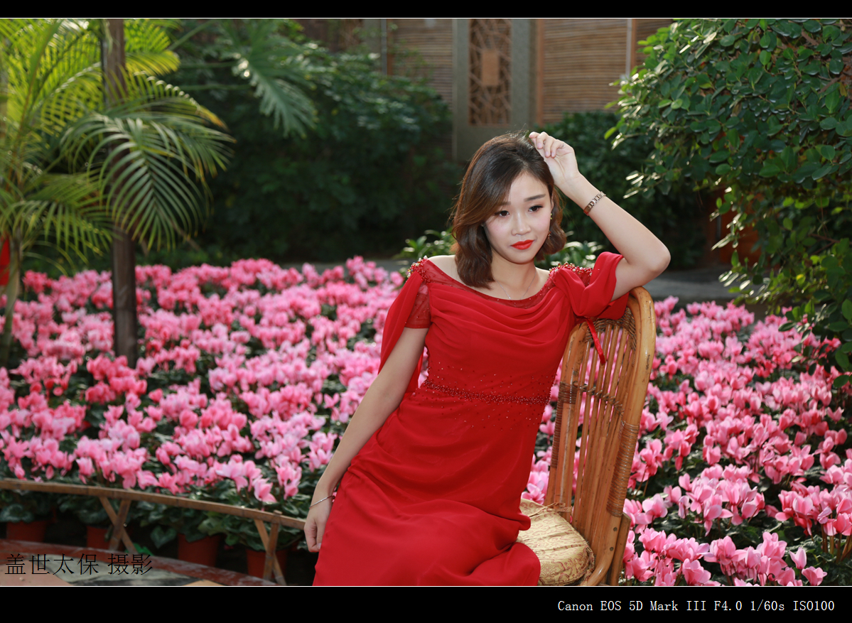 穿红衣服的美女总是讨喜