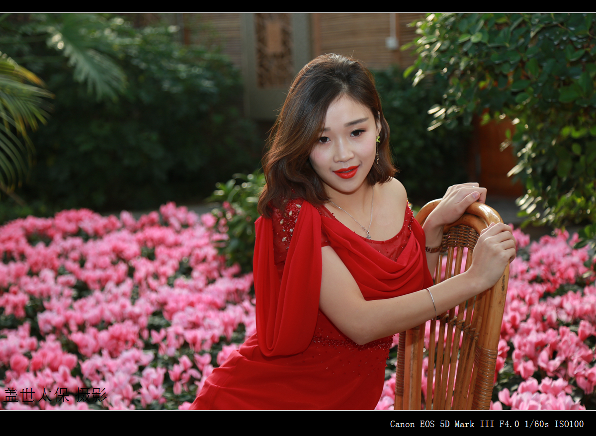 穿红衣服的美女总是讨喜