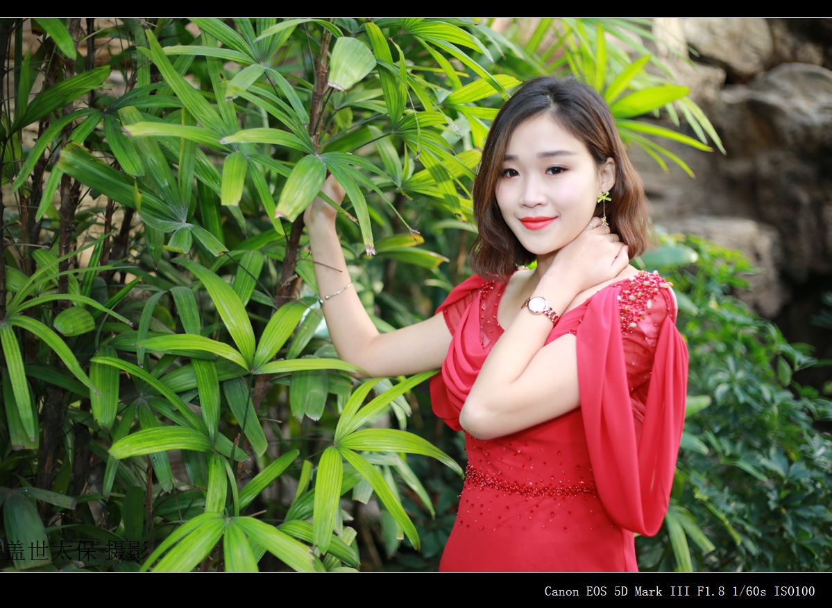 穿红衣服的美女总是讨喜