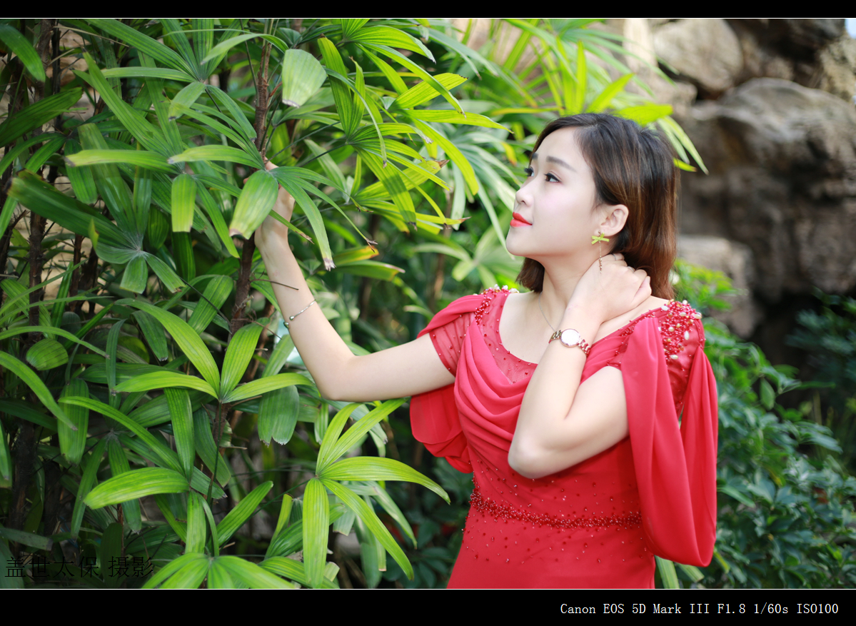 穿红衣服的美女总是讨喜