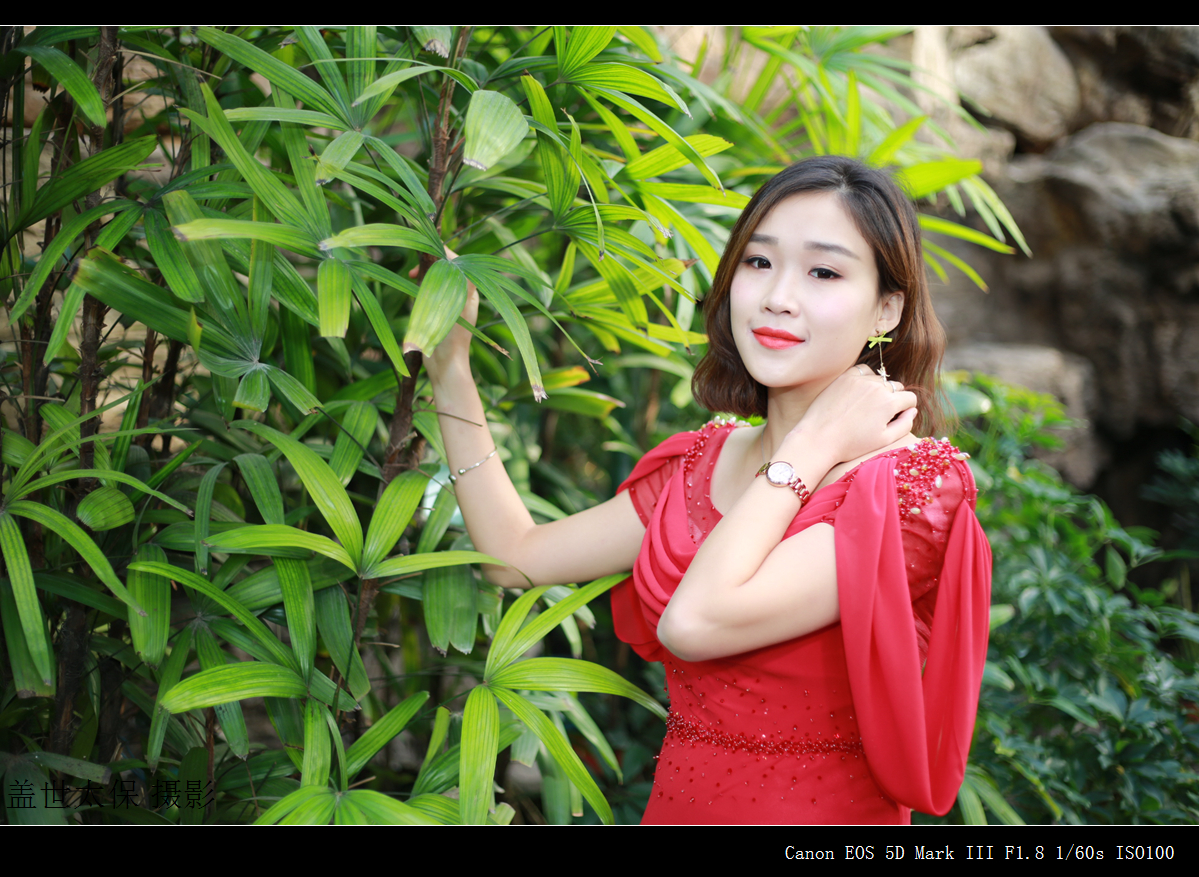 穿红衣服的美女总是讨喜