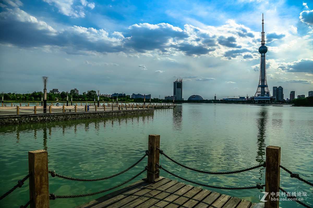 【乌云下的龙源湖】