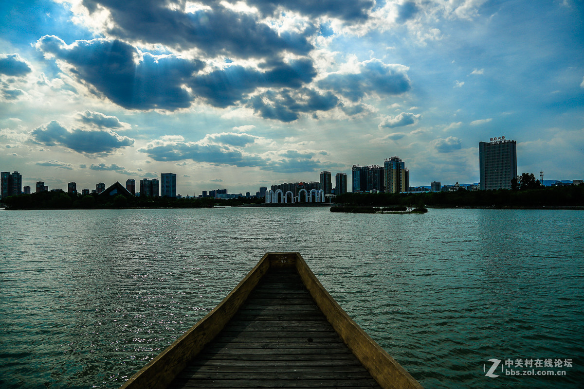 【乌云下的龙源湖】