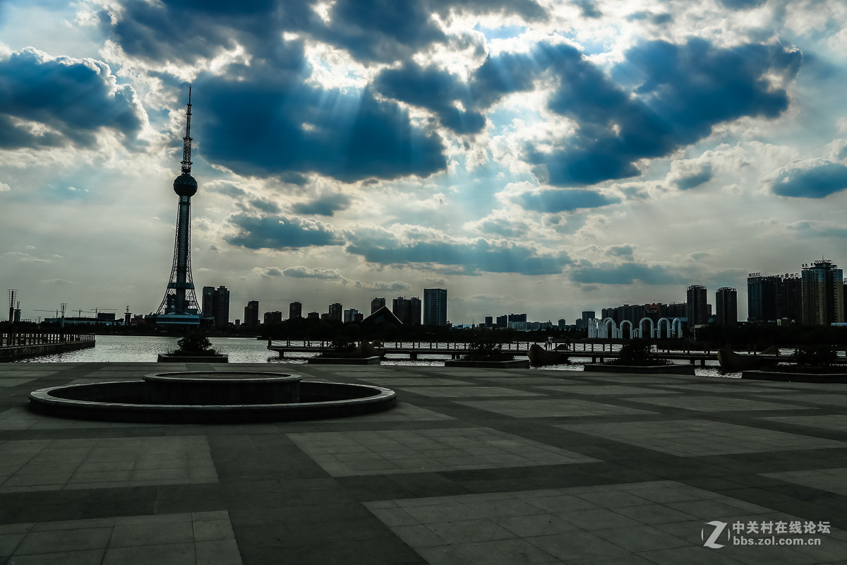 【乌云下的龙源湖】