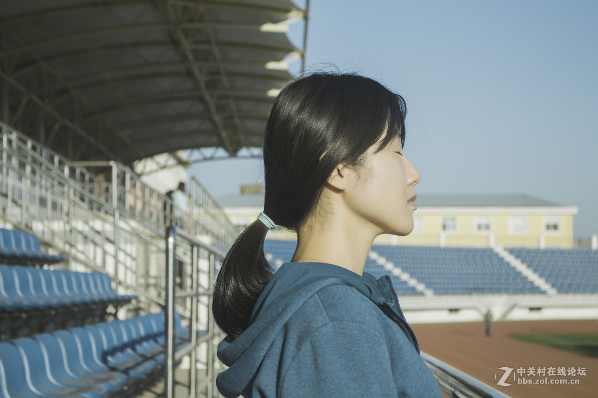 风依旧在吹，秋天的雨跟随，我很好