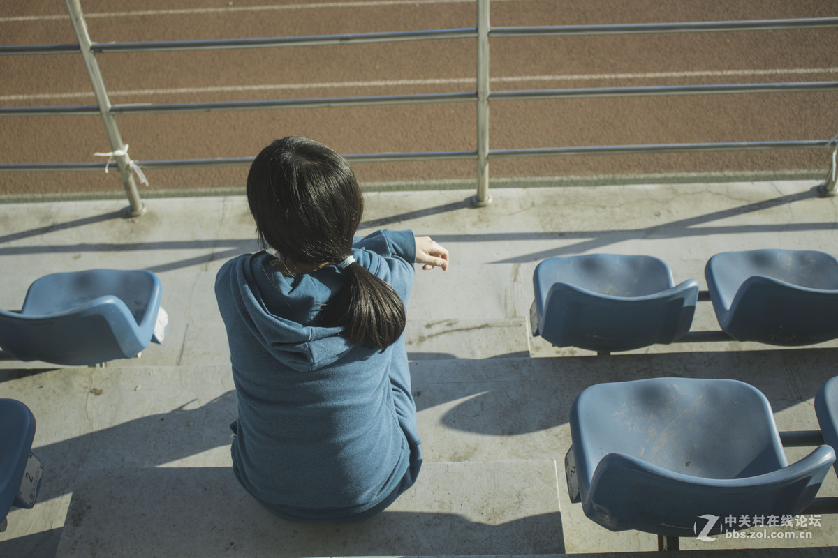 风依旧在吹，秋天的雨跟随，我很好