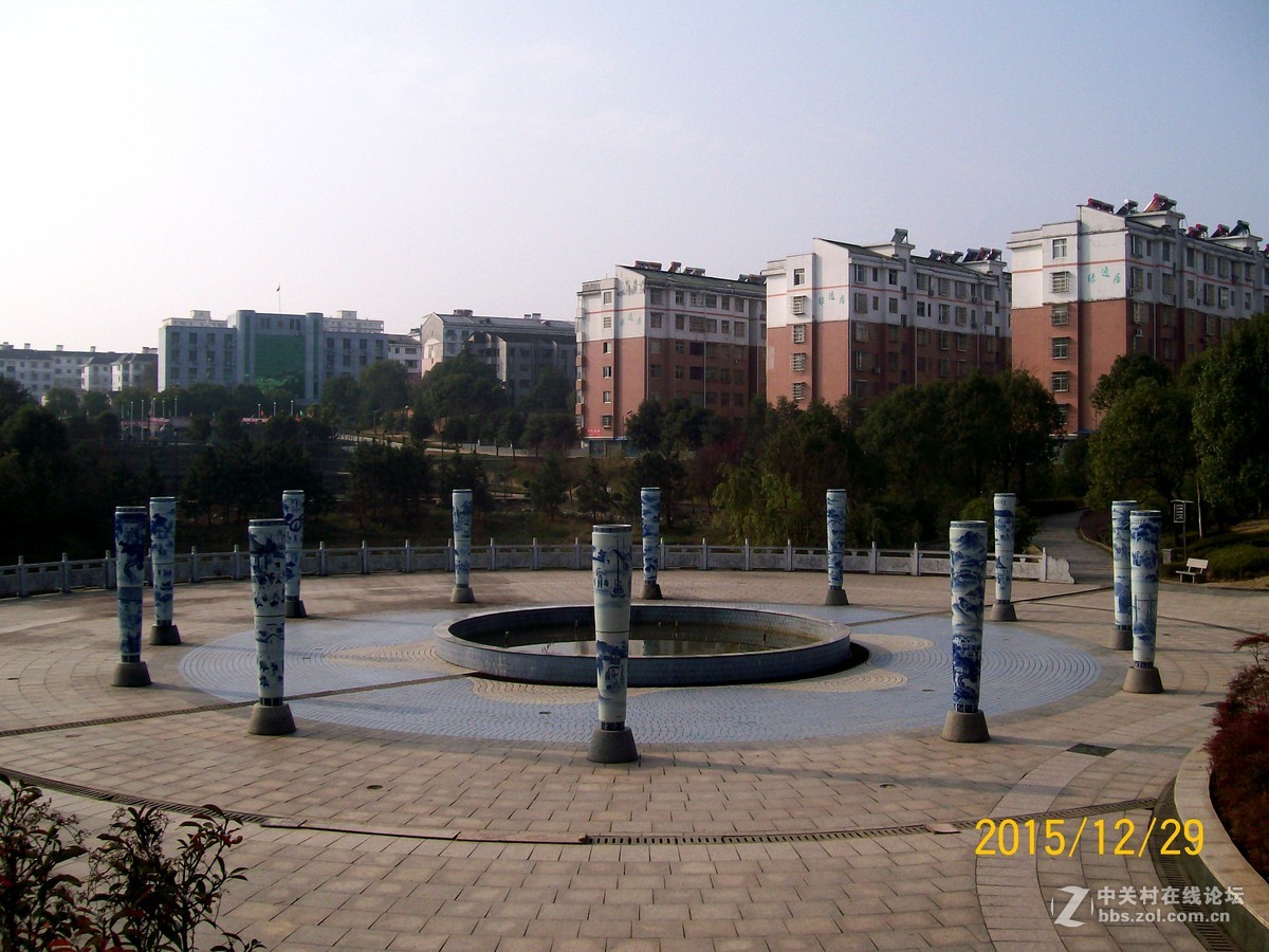 《很有地方特色的小区广场》              随意拍摄