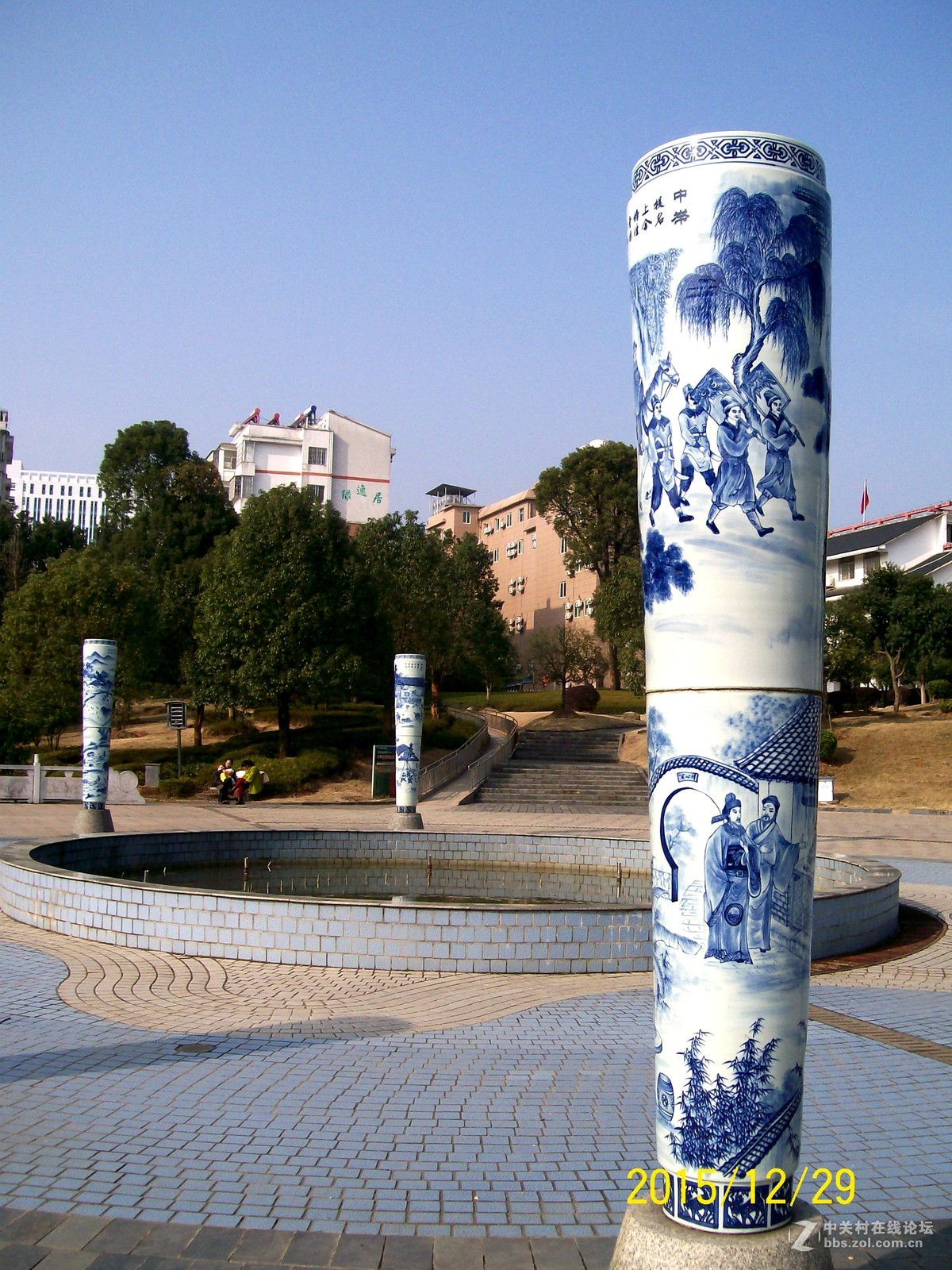 《很有地方特色的小区广场》              随意拍摄