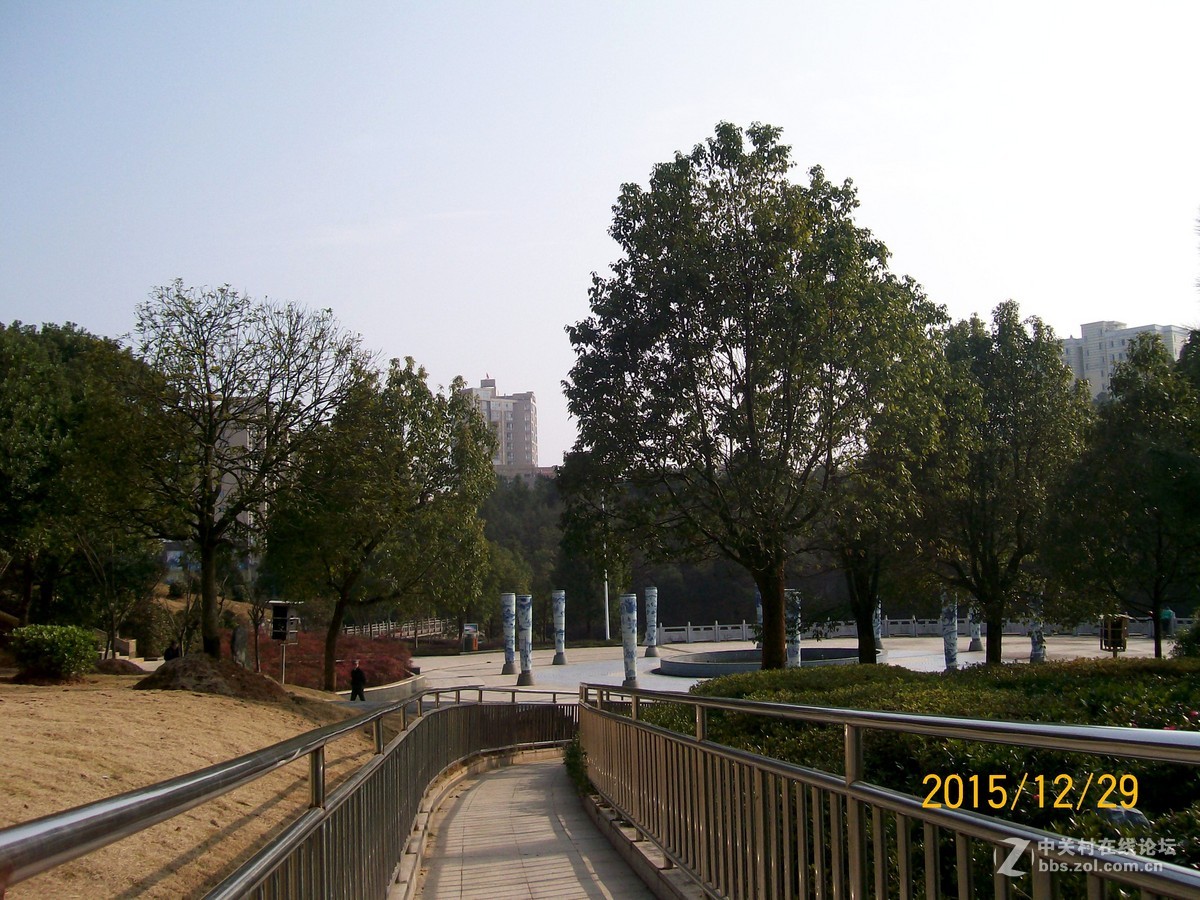 《很有地方特色的小区广场》              随意拍摄