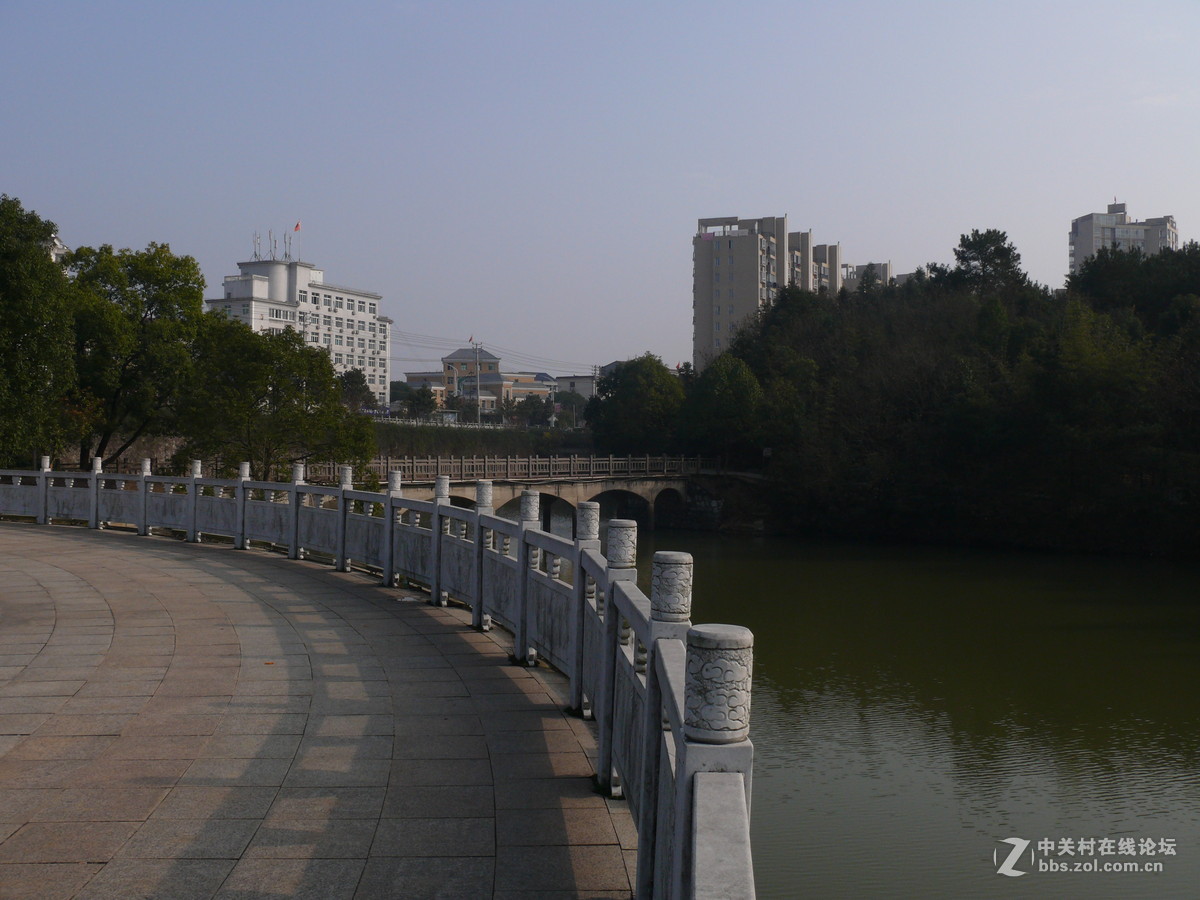 《很有地方特色的小区广场》              随意拍摄