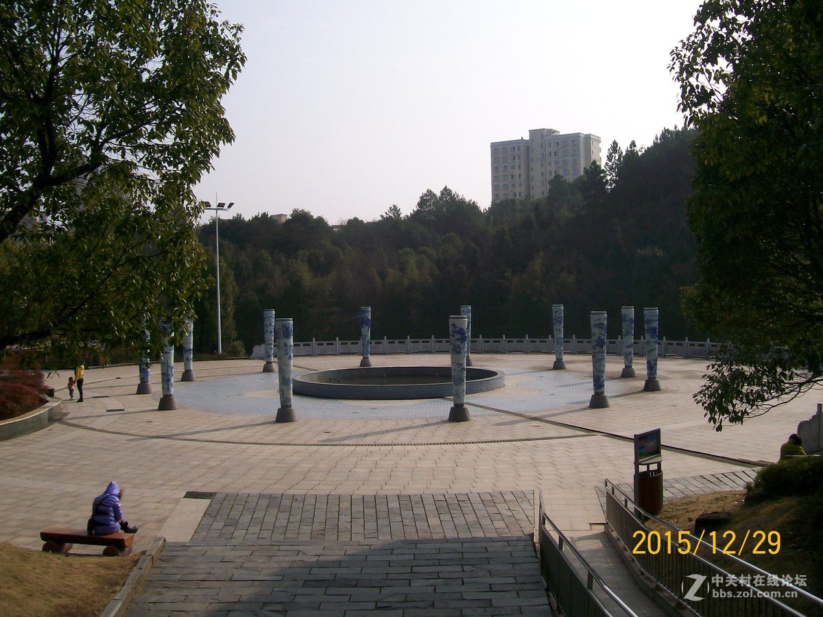 《很有地方特色的小区广场》              随意拍摄