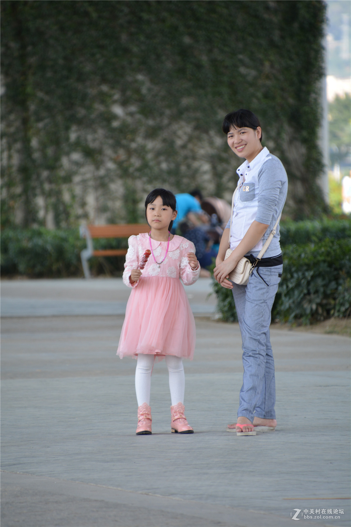 #ZOL月赛-微笑#------四家人（我的母亲，街拍亲子，抓拍摊贩老板，乞讨者）