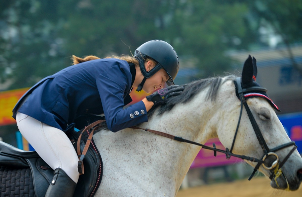 参加马术比赛的美少女