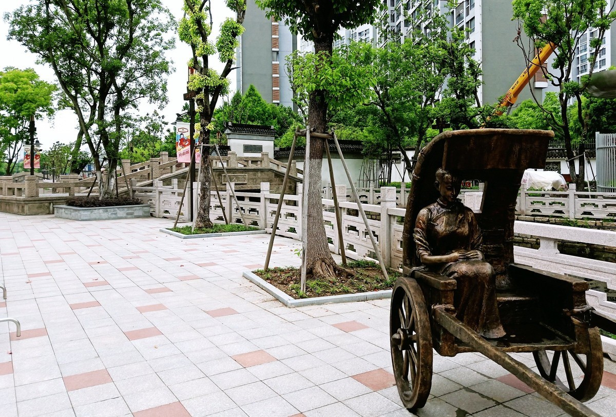 上海市嘉定西云楼商业街景