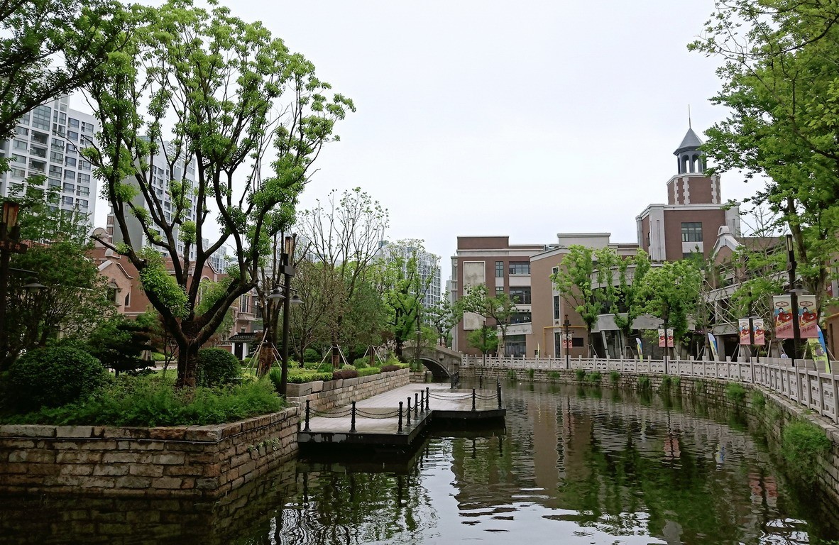 上海市嘉定西云楼商业街景