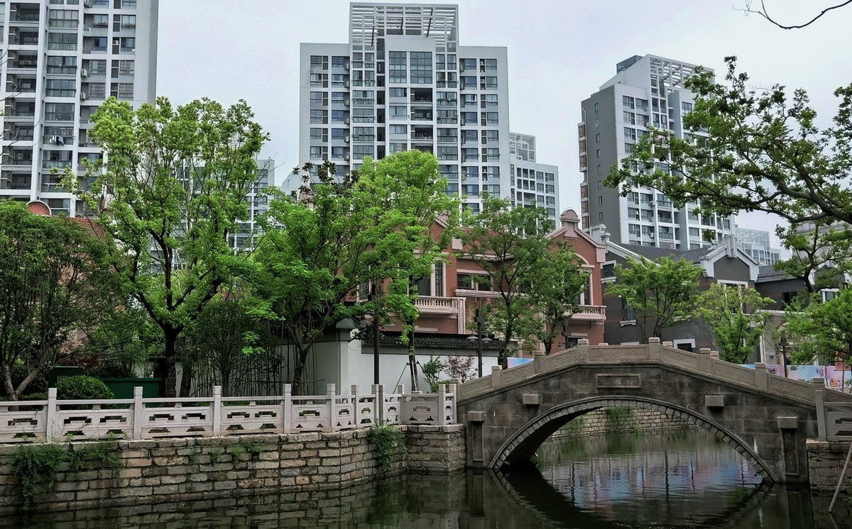 上海市嘉定西云楼商业街景