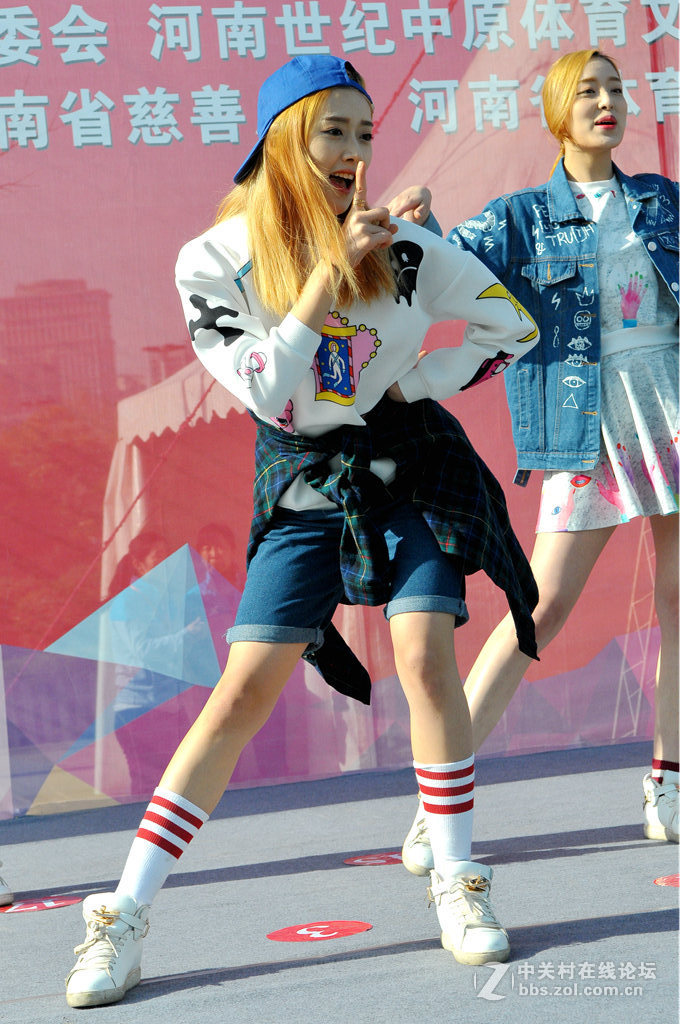 韩国超人气美女组合att助阵郑开国际马拉松10周年跳性感热舞