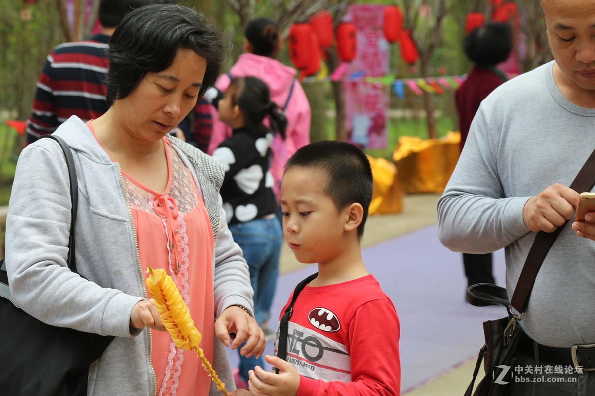 春暖樱花开，美女云集来，“鬼佬趁热闹”，忙坏抓拍人！！！