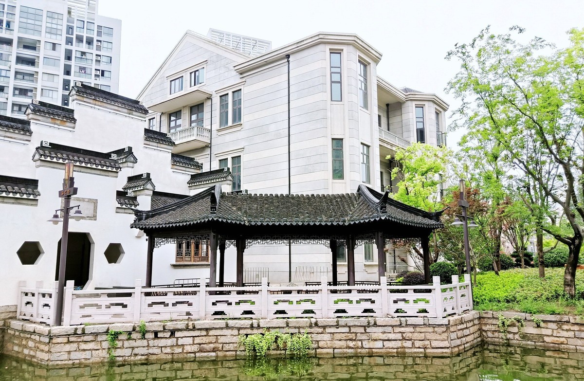 上海市嘉定西云楼商业街景