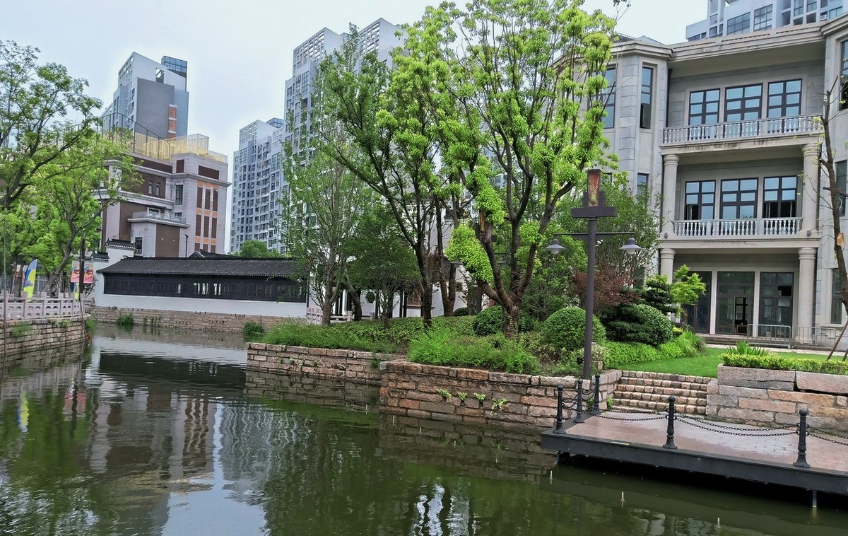 上海市嘉定西云楼商业街景