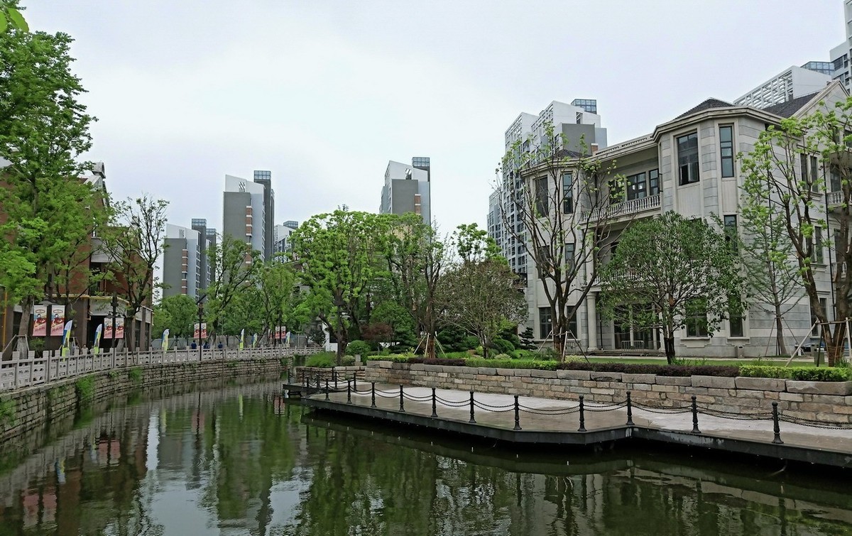 上海市嘉定西云楼商业街景