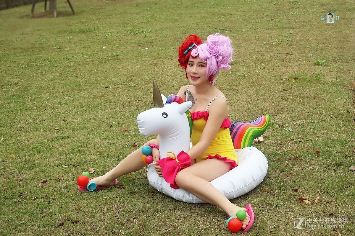 暂把草地当泳池