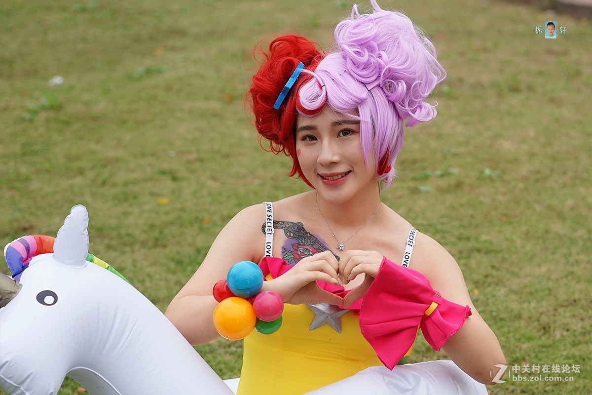 暂把草地当泳池