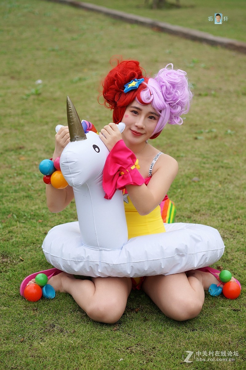 暂把草地当泳池