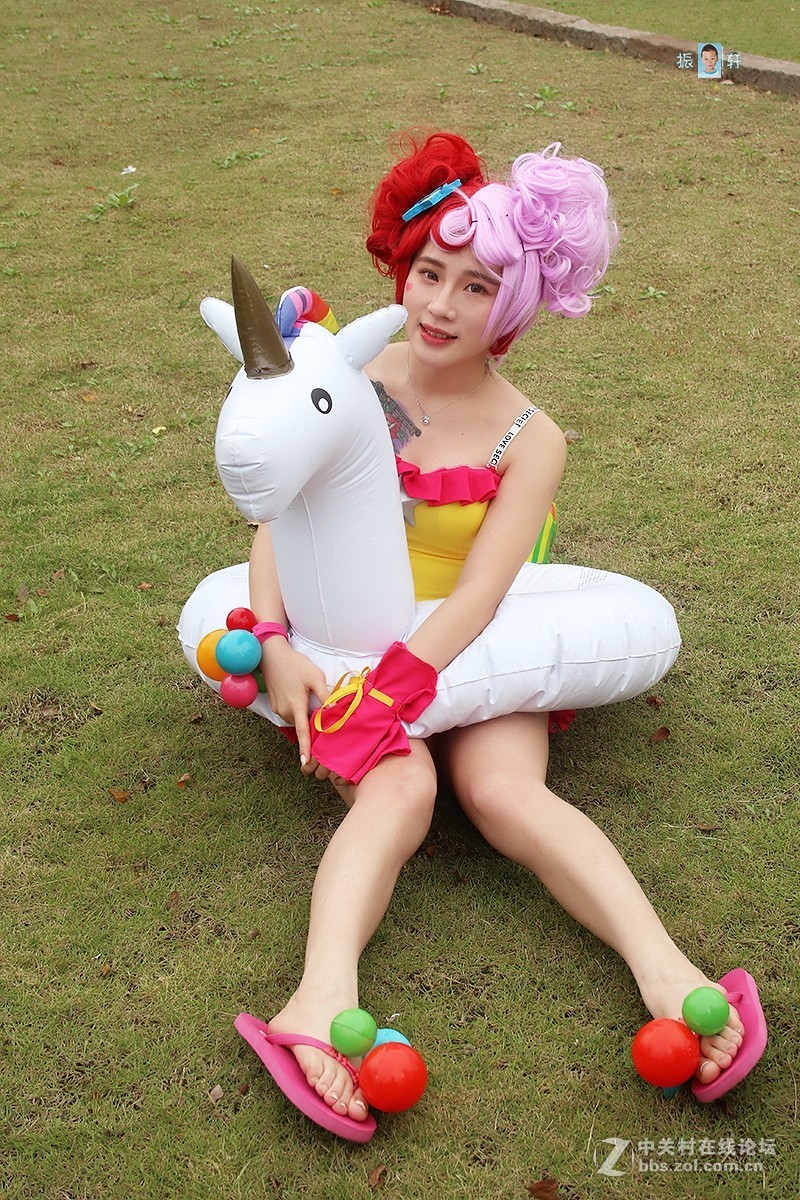 暂把草地当泳池