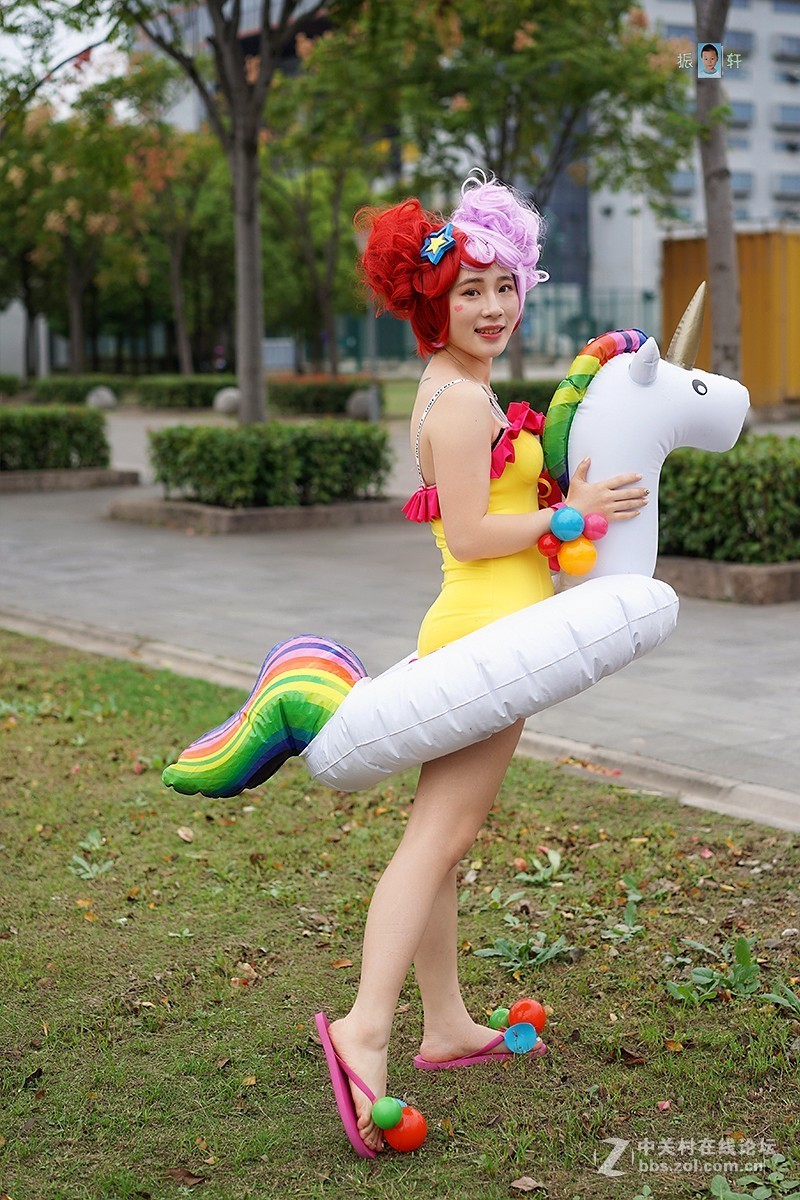 暂把草地当泳池