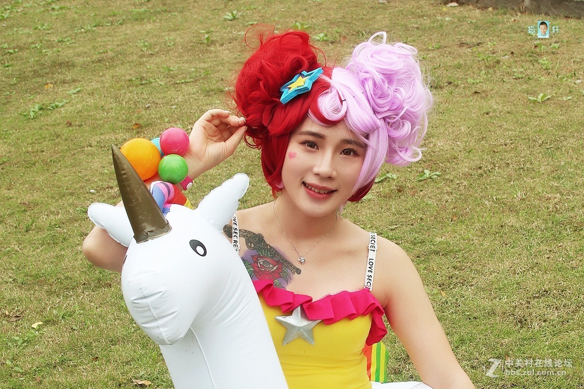 暂把草地当泳池