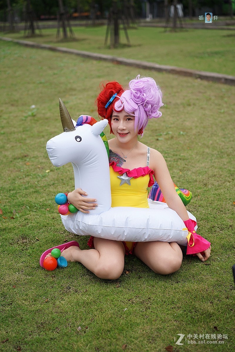 暂把草地当泳池